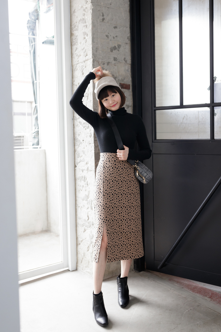 福利品-正韩制 小豹纹开衩直裙(正面小瑕疵)