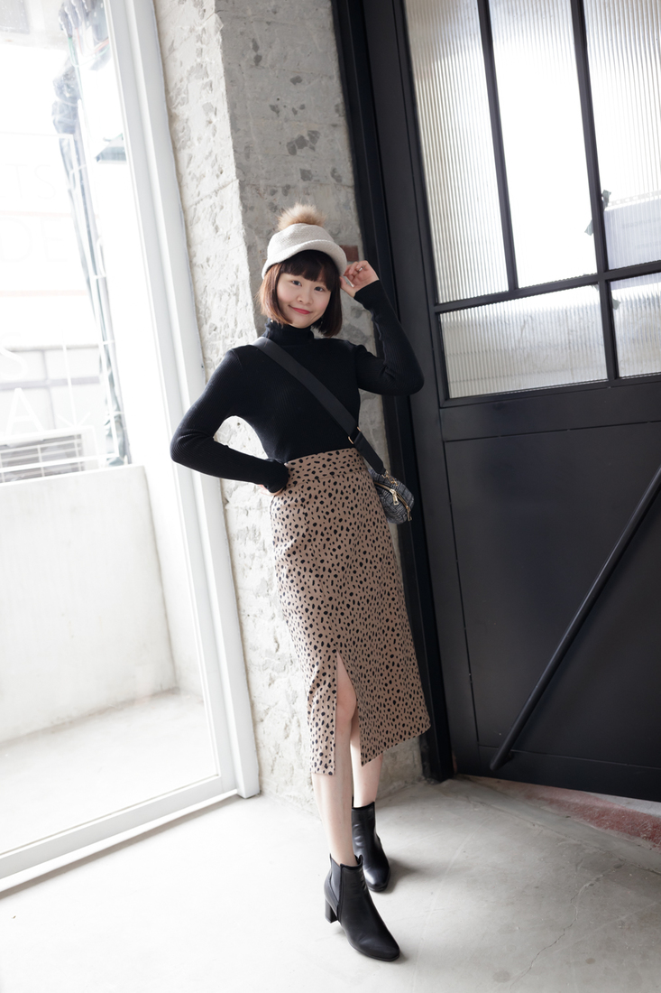 福利品-正韩制 小豹纹开衩直裙(正面小瑕疵)